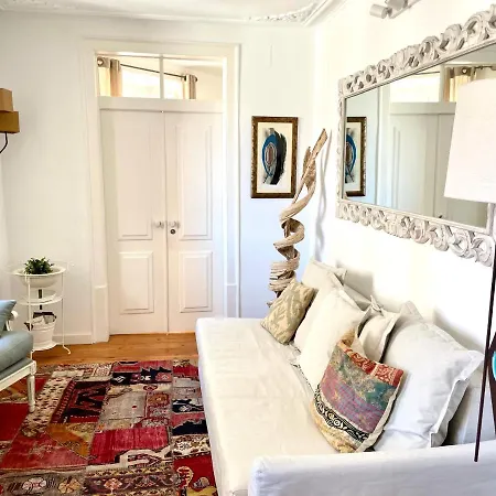 Bright And Spacious Three Bedroom In The Heart Of Лиссабон
