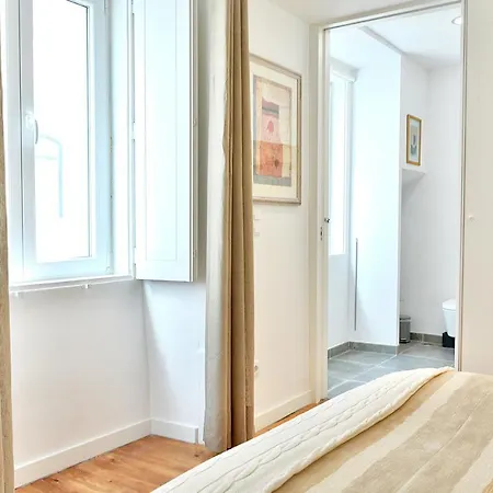 Bright And Spacious Three Bedroom In The Heart Of Апартаменты Лиссабон