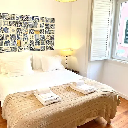 Bright And Spacious Three Bedroom In The Heart Of Апартаменты Лиссабон