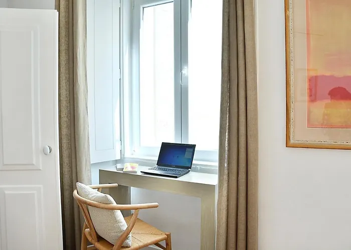 Bright And Spacious Three Bedroom In The Heart Of Апартаменты Лиссабон