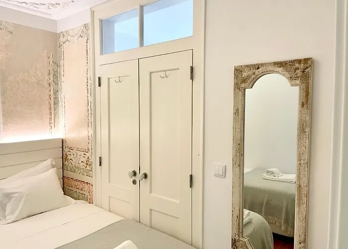 Bright And Spacious Three Bedroom In The Heart Of Апартаменты *