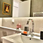 Apartment Bright And Spacious Three Bedroom In The Heart Of