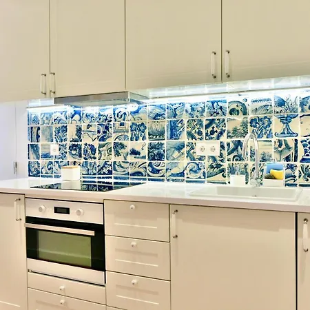 Apartment Bright And Spacious Three Bedroom In The Heart Of