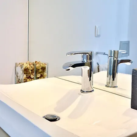 Bright And Spacious Three Bedroom In The Heart Of Apartment *