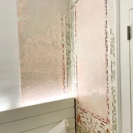 Bright And Spacious Three Bedroom In The Heart Of Appartement *