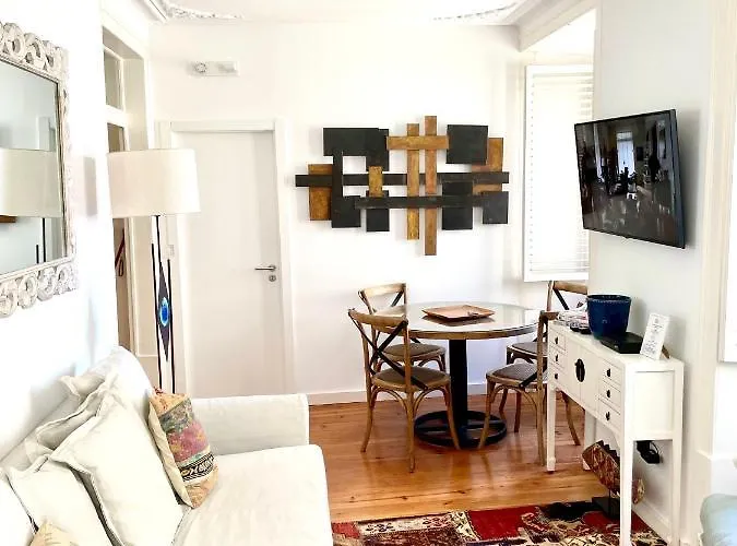Bright And Spacious Three Bedroom In The Heart Of Apartment