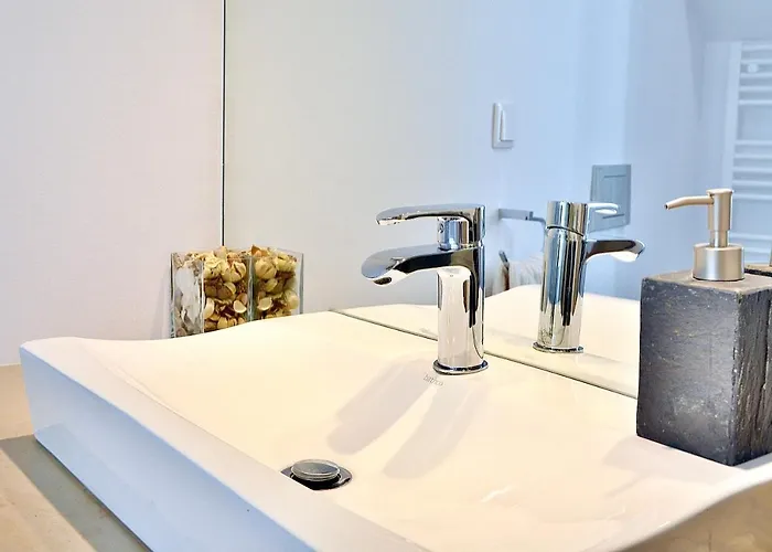 Bright And Spacious Three Bedroom In The Heart Of דירה *