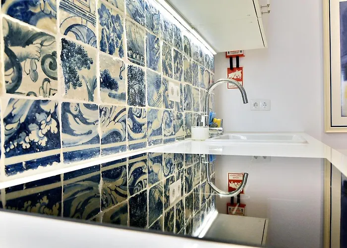 Bright And Spacious Three Bedroom In The Heart Of דירה
