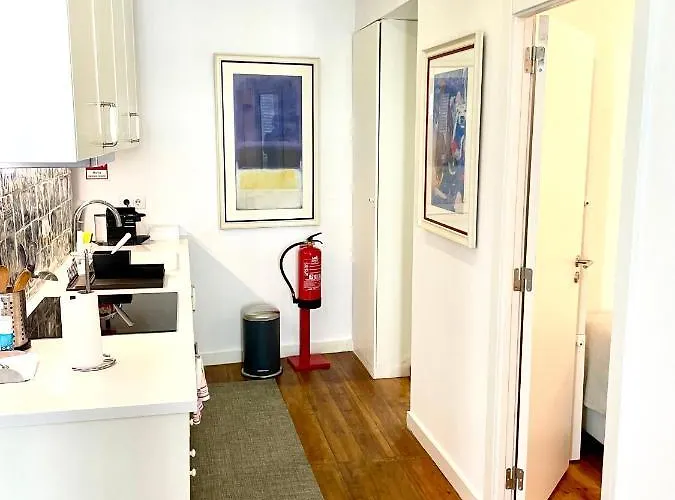 דירה Bright And Spacious Three Bedroom In The Heart Of