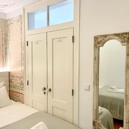 Bright And Spacious Three Bedroom In The Heart Of Lägenhet *