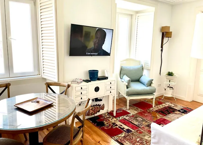 Bright And Spacious Three Bedroom In The Heart Of Apartament